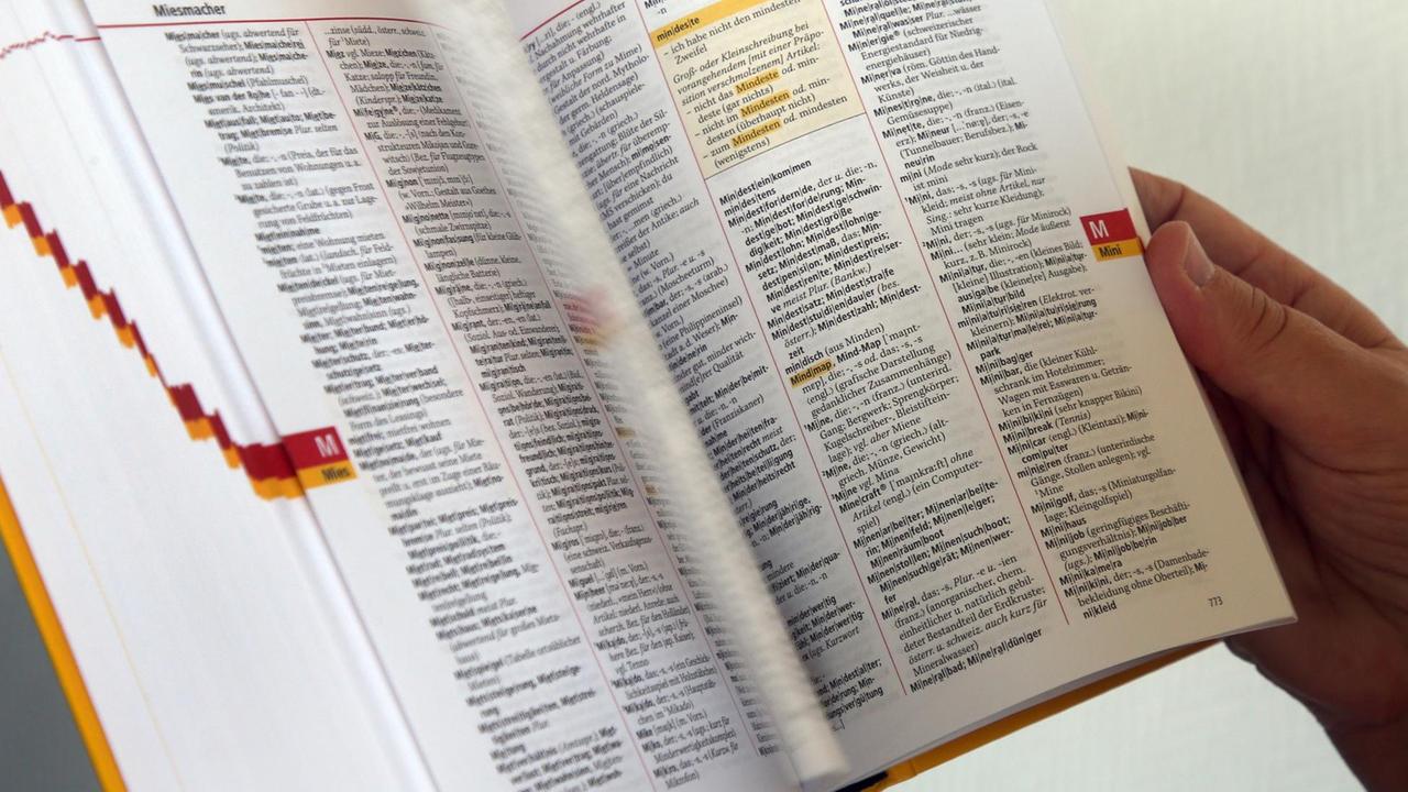 Kathrin Kunkel-Razum, Redaktionsleiterin des Duden, liest in der neuen Ausgabe des Duden. Kathrin Kunkel-Razum, Redaktionsleiterin des Duden, liest in der neuen Ausgabe des Duden.