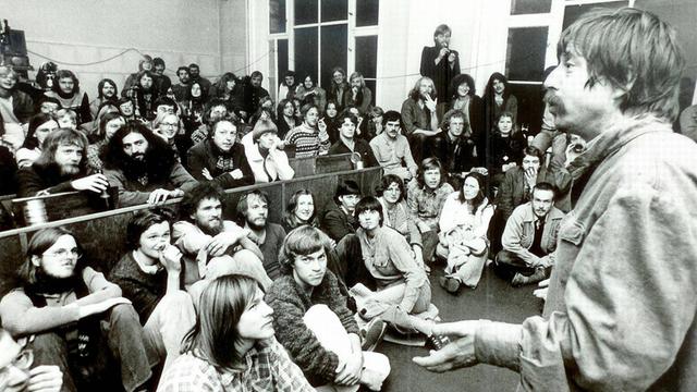 Der aus der DDR ausgebürgerte Liedermacher Wolf Biermann bei einem Solidaritätsbesuch in der besetzten Göttinger Augenklinik im Herbst 1979 mit einer Gruppe Studenten und junger Leute in einem Hörsaal.