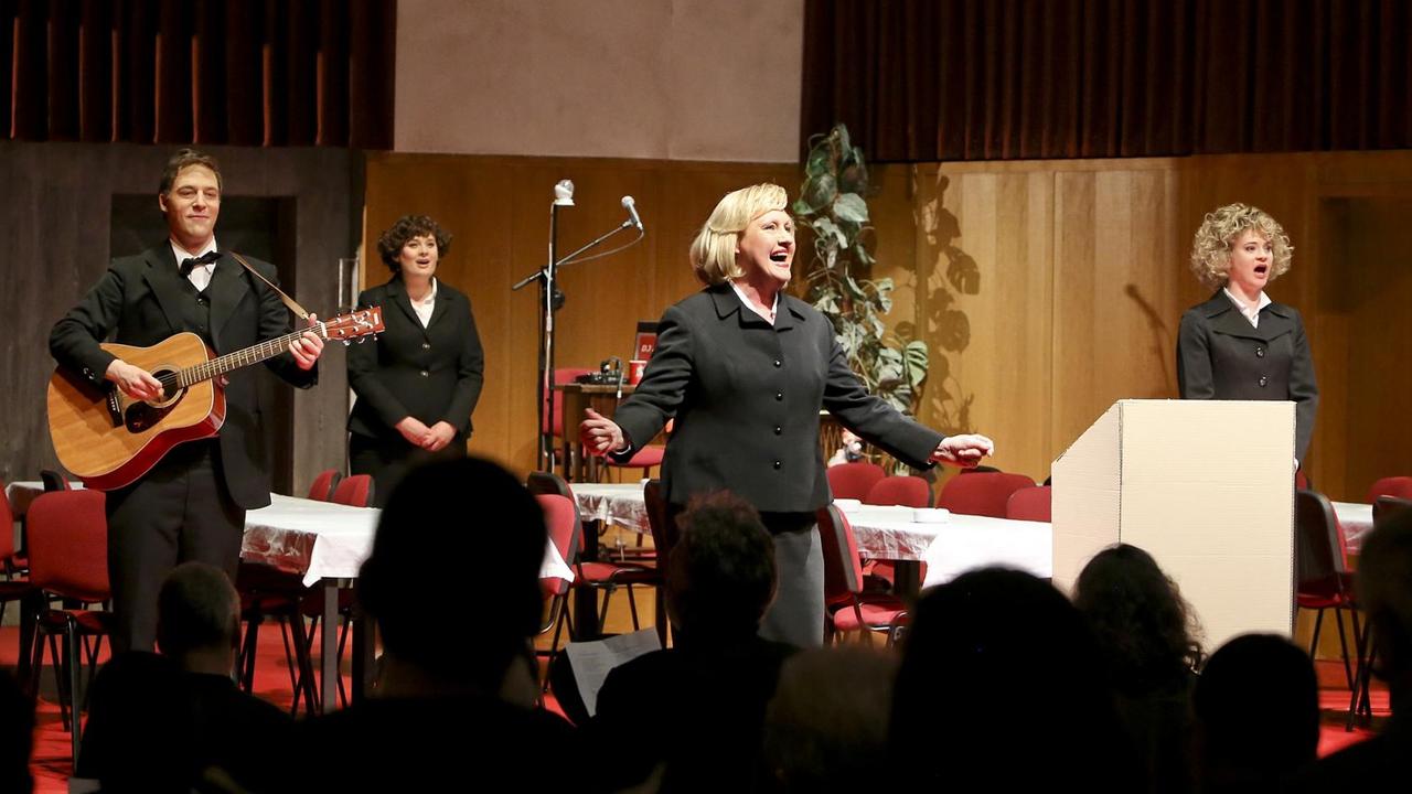 Christian Freund, Marlena Keil, Anke Zillich und Caroline Hanke in "Unsere Herzkammer" in der Regie von Rainald Grebe am Theater Dortmund. Christian Freund, Marlena Keil, Anke Zillich und Caroline Hanke in "Unsere Herzkammer" in der Regie von Rainald Grebe am Theater Dortmund.