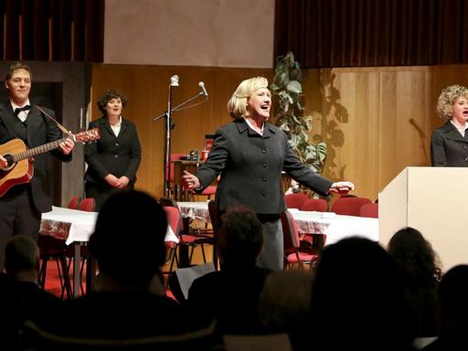 Christian Freund, Marlena Keil, Anke Zillich und Caroline Hanke in "Unsere Herzkammer" in der Regie von Rainald Grebe am Theater Dortmund.
