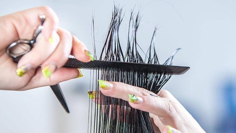 Bildnummer: 58856398 Datum: 27.11.2012 Copyright: imago/Eibner THEMENBILD - BEIM FRISEUR, im Bild eine Friseurin beim Haareschneiden Wirtschaft Symbol xns x0x 2012 quer Arbeit Figaro Frisur Friseur Haare Verschaenerung schneiden Laden Friseuse 58856398 Date 27 11 2012 Copyright Imago Eibner Theme image the Hairdresser in Picture a Hairdresser the Hair cutting Economy symbol xns x0x 2012 horizontal Work Figaro Hairdo Hairdresser Hair Cut shop Hairdresser Bildnummer: 58856398 Datum: 27.11.2012 Copyright: imago/Eibner THEMENBILD - BEIM FRISEUR, im Bild eine Friseurin beim Haareschneiden Wirtschaft Symbol xns x0x 2012 quer Arbeit Figaro Frisur Friseur Haare Verschaenerung schneiden Laden Friseuse 58856398 Date 27 11 2012 Copyright Imago Eibner Theme image the Hairdresser in Picture a Hairdresser the Hair cutting Economy symbol xns x0x 2012 horizontal Work Figaro Hairdo Hairdresser Hair Cut shop Hairdresser