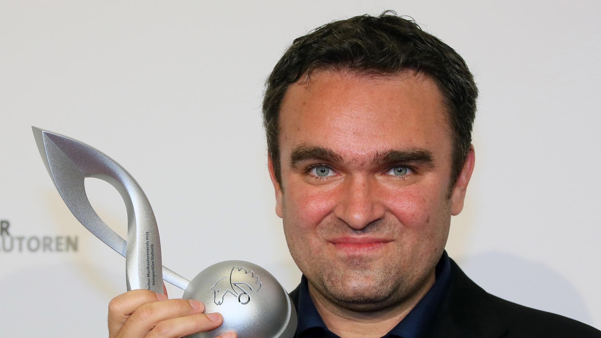 Der Komponist Jörg Widmann zeigt seine Trophäe, die Auszeichnung des Deutschen Musikautorenpreises in der Kategorie "Komposition Sinfonik" in Berlin. Der Komponist Jörg Widmann zeigt seine Trophäe, die Auszeichnung des Deutschen Musikautorenpreises in der Kategorie "Komposition Sinfonik" in Berlin.