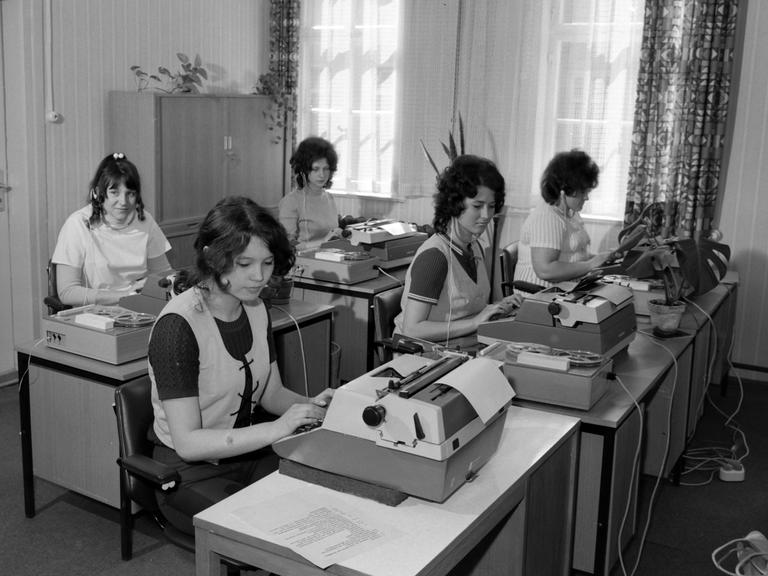 Am 04.04.1972 findet in der Universität Jena eine Lehrlingswerbung für Schreibkräfte statt.