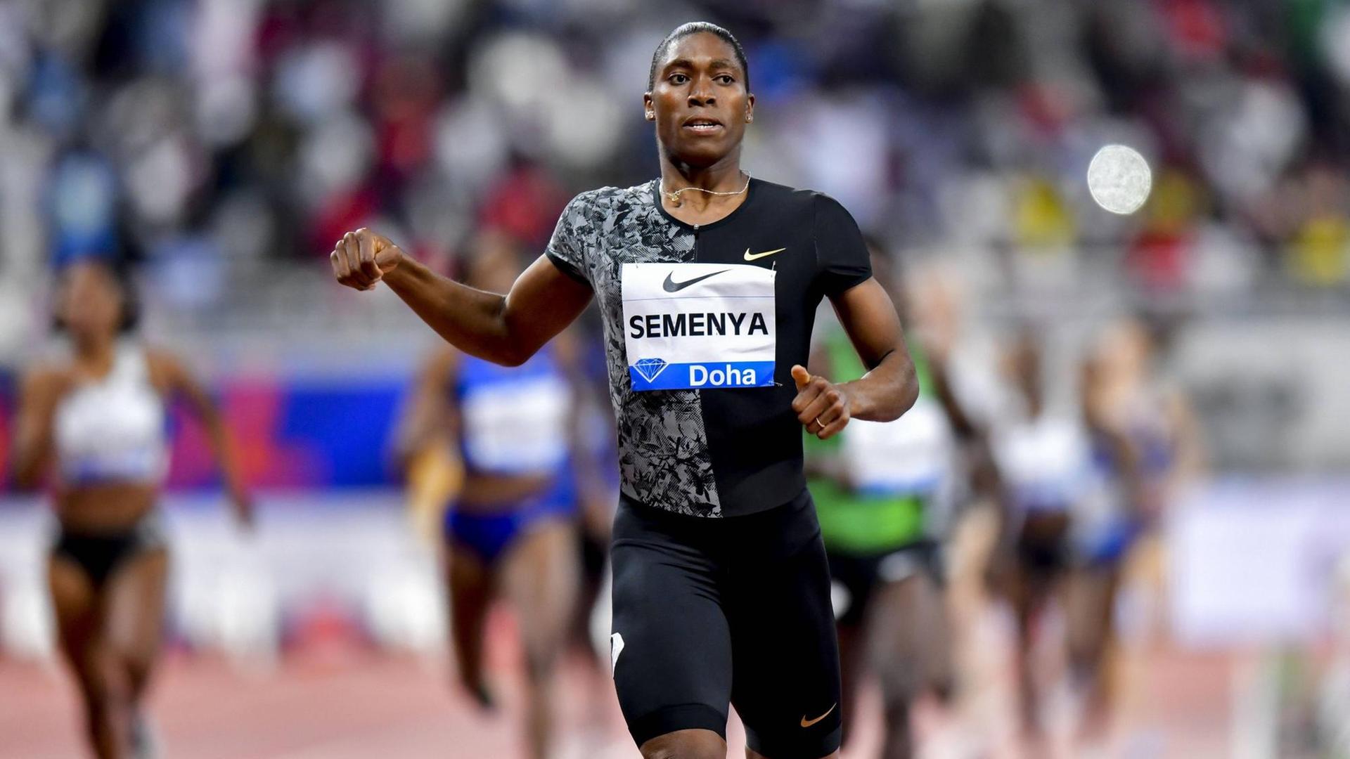 Caster Semenya nach dem Sieg des 800m-Laufs der Frauen bei der Diamond League in Doha, Katar. Caster Semenya nach dem Sieg des 800m-Laufs der Frauen bei der Diamond League in Doha, Katar.