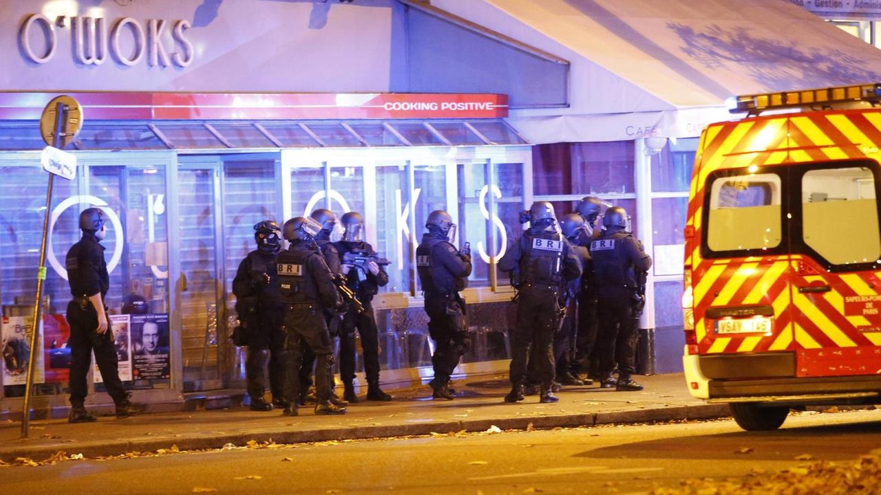 Französische Sicherheitskräfte vor der Pariser Konzerthalle Bataclan. Französische Sicherheitskräfte vor der Pariser Konzerthalle Bataclan.