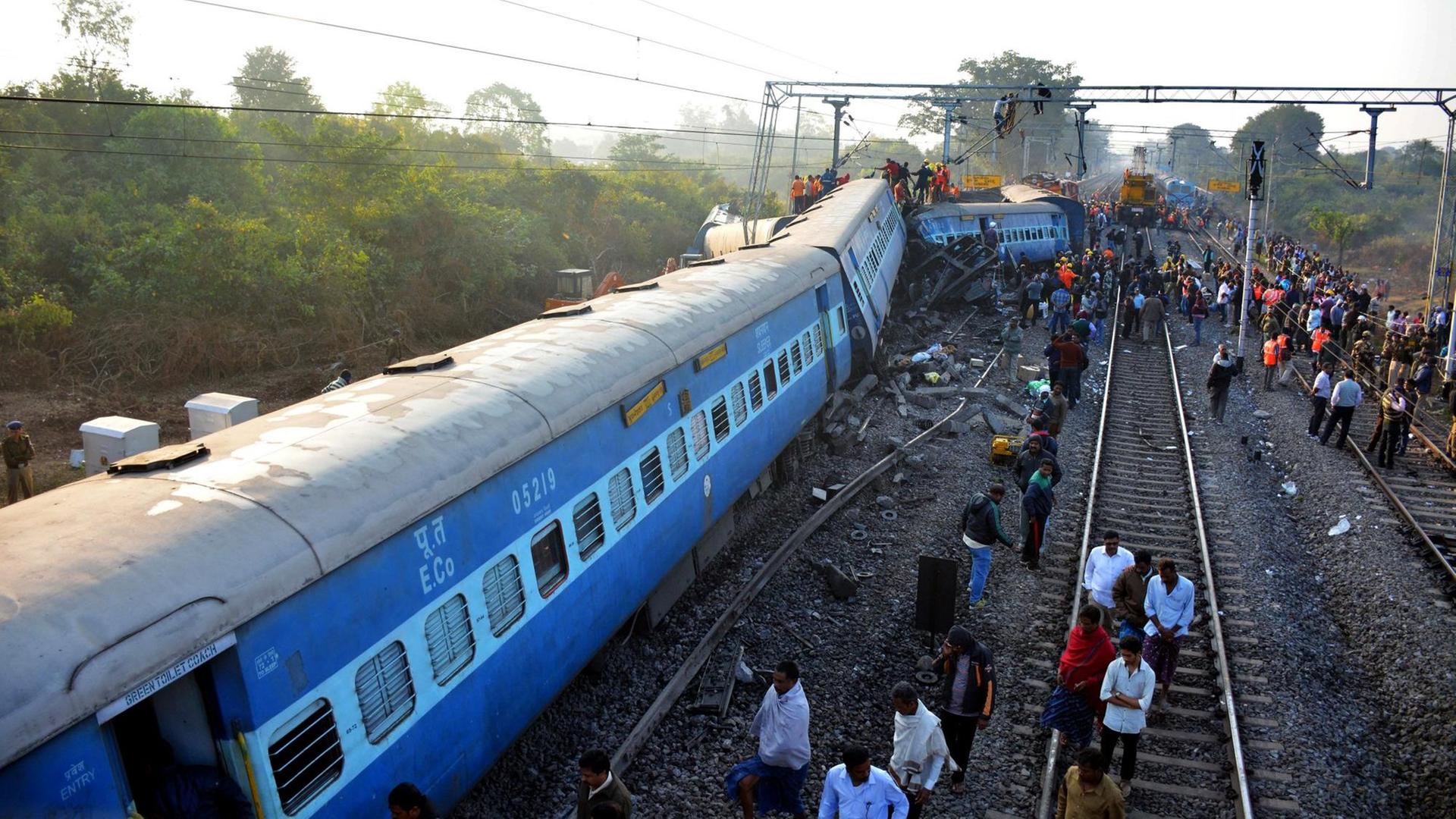 Retter bergen Menschen aus einem verunglückten Zug in Andhra Pradesh, Indien. Retter bergen Menschen aus einem verunglückten Zug in Andhra Pradesh, Indien.
