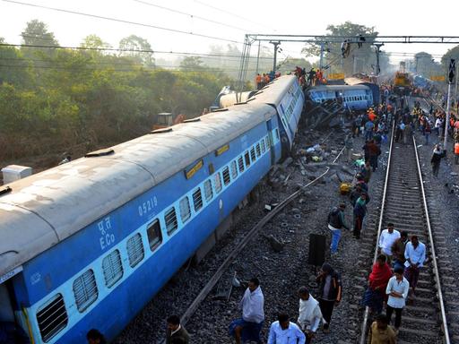 Retter bergen Menschen aus einem verunglückten Zug in Andhra Pradesh, Indien.
