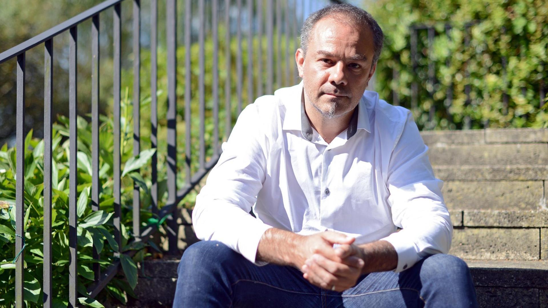 Johannes Maria Schatz, Initiator von "art but fair" sitzt am 27.08.2013 in Hagen (Nordrhein-Westfalen) in seinem Garten. Johannes Maria Schatz, Initiator von "art but fair" sitzt am 27.08.2013 in Hagen (Nordrhein-Westfalen) in seinem Garten.