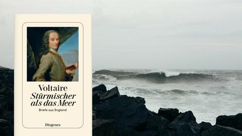 Das Cover des Buches "Stürmischer als das Meer" vor einer Küstenlandschaft.