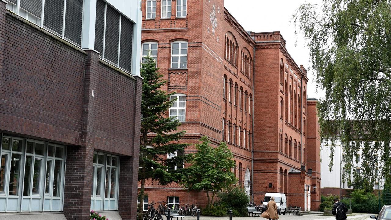 Das Bild zeigt das Schulgebäude aus rotem Backstein. Das Bild zeigt das Schulgebäude aus rotem Backstein.