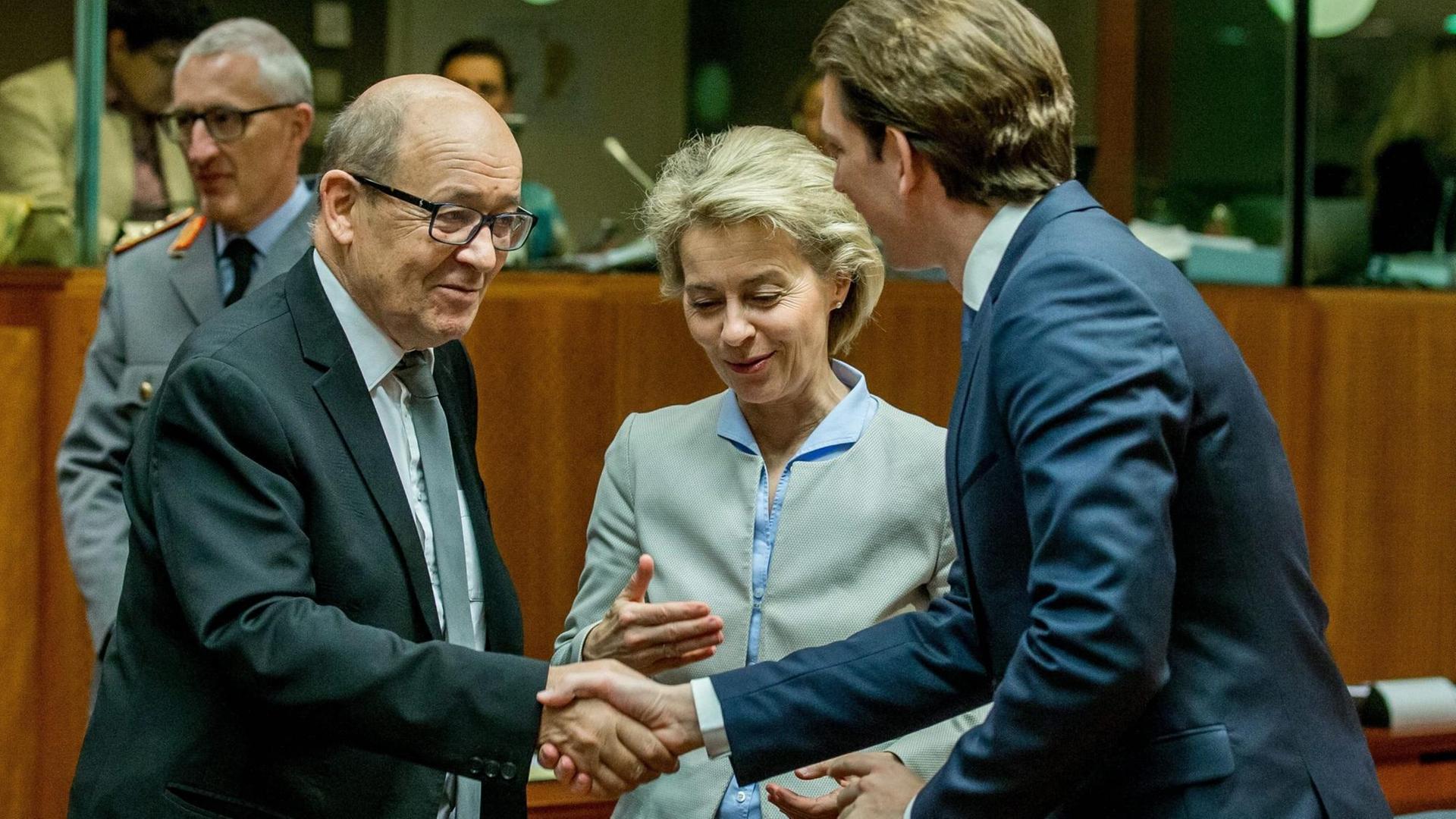 Jean-Yves Le Drian, Ursula von der Leyen und Sebastian Kurz stehen zusammen und lachen. Jean-Yves Le Drian, Ursula von der Leyen und Sebastian Kurz stehen zusammen und lachen.