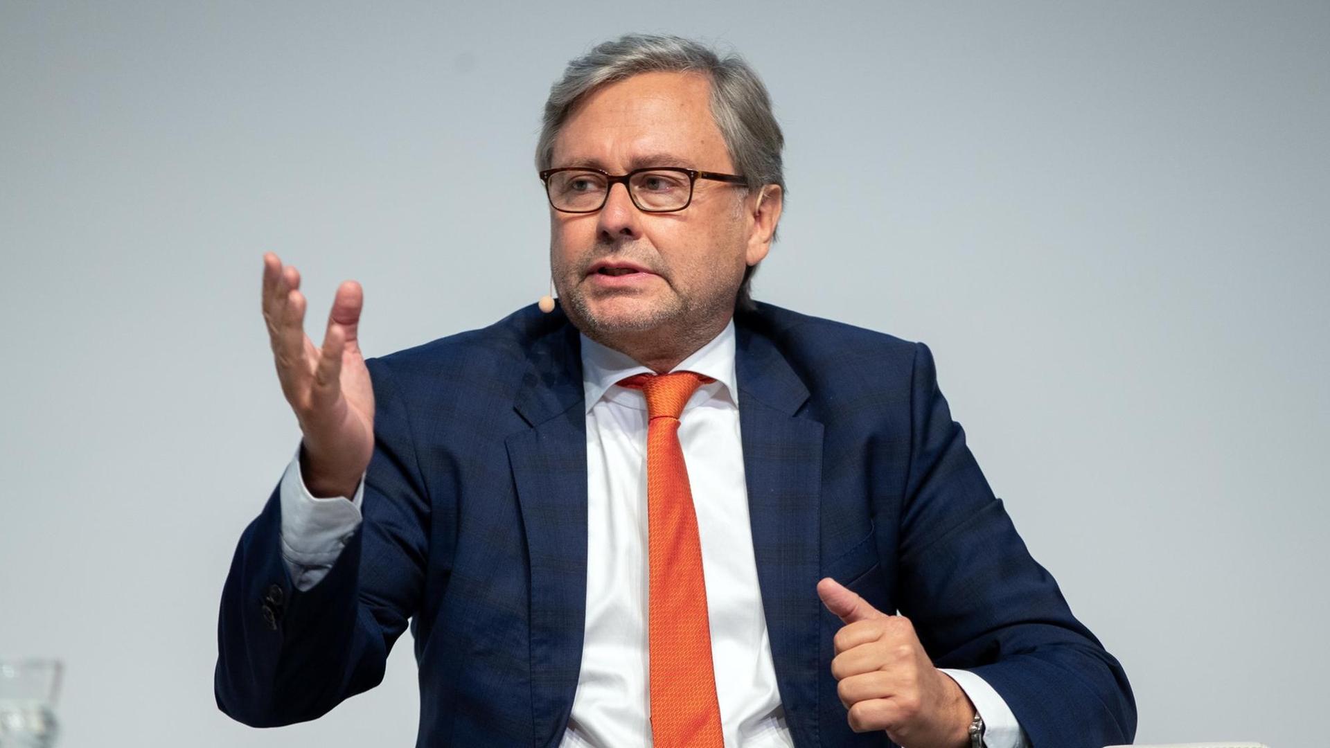 Alexander Wrabetz (ORF) gestikuliert im September 2018, während der Diskussion "Elefantenrunde TV: Disruption oder Destruktion" im Rahmen der Österreichischen Medientage 2018 in Wien. Alexander Wrabetz (ORF) gestikuliert im September 2018, während der Diskussion "Elefantenrunde TV: Disruption oder Destruktion" im Rahmen der Österreichischen Medientage 2018 in Wien.