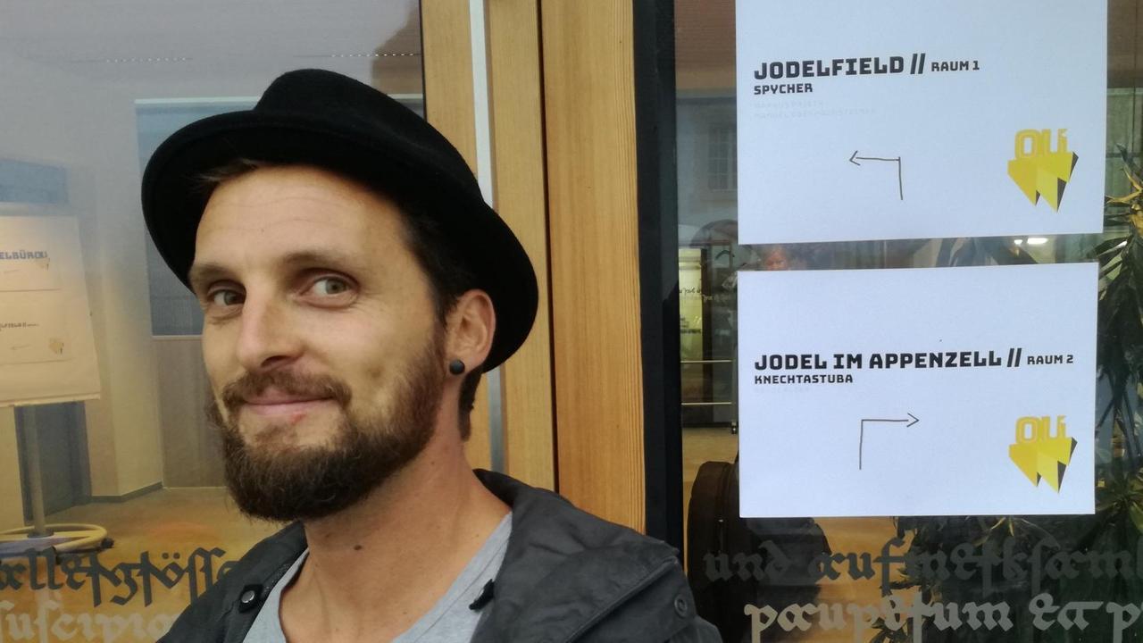 Ein hipper Volksmusikant von heute: der Soundkünstler Manuel Oberkalmsteiner beim Jodelfest 2018 im österreichischen Vorarlberg. Ein hipper Volksmusikant von heute: der Soundkünstler Manuel Oberkalmsteiner beim Jodelfest 2018 im österreichischen Vorarlberg.