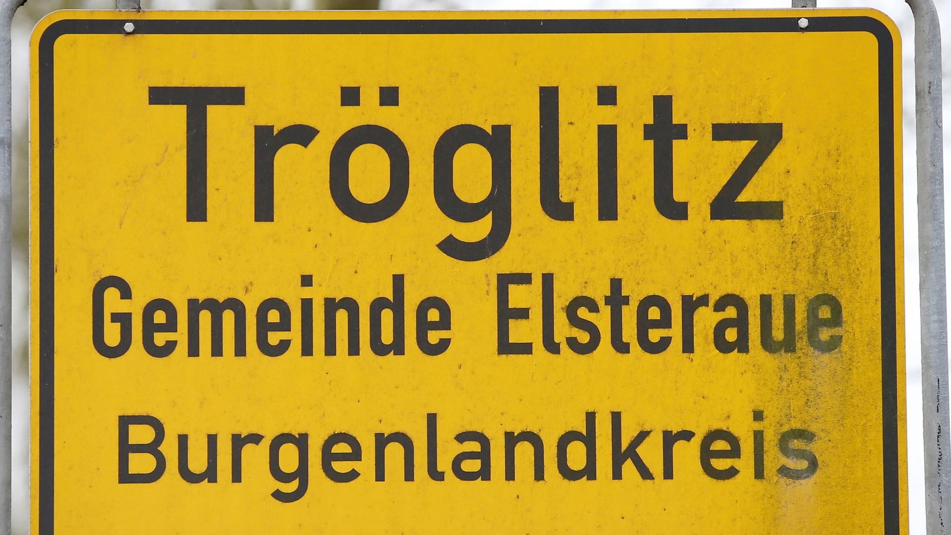 Das Foto Das Ortsschild von Tröglitz (Sachsen-Anhalt). Das Foto Das Ortsschild von Tröglitz (Sachsen-Anhalt).