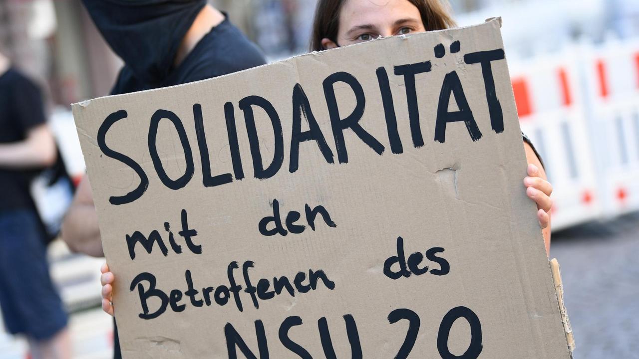 Ein Demonstrantin hält während einer Kundgebung in der Wiesbadener Innenstadt am 21. Juli 2020 ein Plakat mit der Aufschrift "Solidarität mit den Betroffenen des NSU 2.0". Ein Demonstrantin hält während einer Kundgebung in der Wiesbadener Innenstadt am 21. Juli 2020 ein Plakat mit der Aufschrift "Solidarität mit den Betroffenen des NSU 2.0".