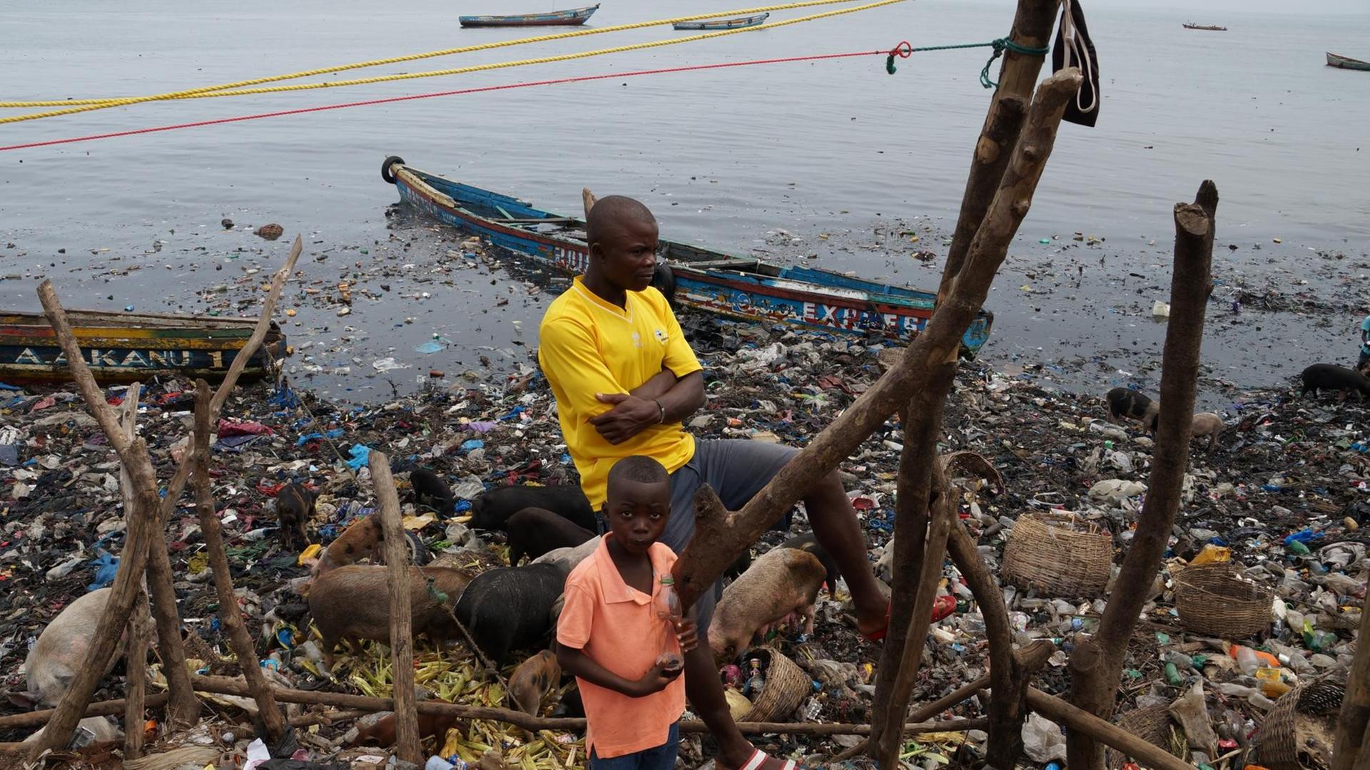 Bewohner des Wharf Slums in Sierra Leones Hauptstadt Freetown