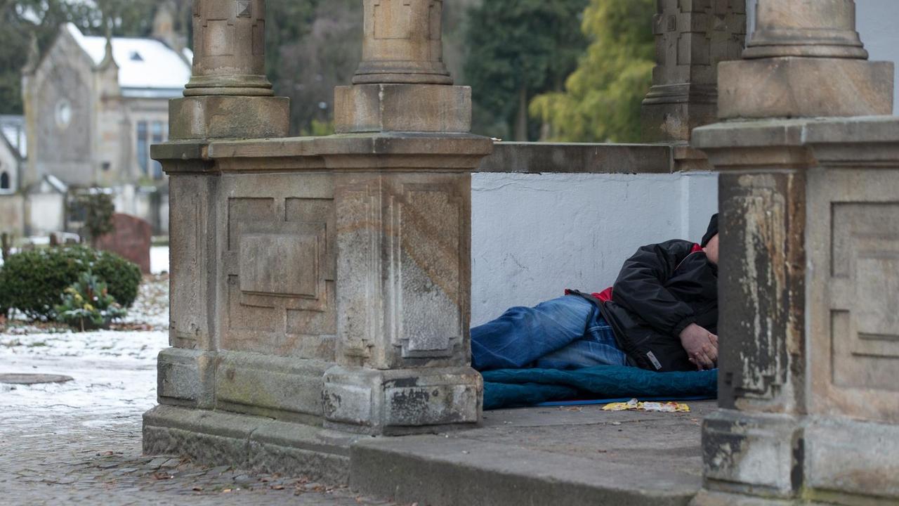 Der frühere Obdachlose Carsten H. "macht Platte" am 25.01.2017 in Osnabrück (Niedersachsen). Den Obdachlosen macht die derzeitige winterlich kalte Wetterlage zu schaffen, da sie draußen übernachten. Der frühere Obdachlose Carsten H. "macht Platte" am 25.01.2017 in Osnabrück (Niedersachsen). Den Obdachlosen macht die derzeitige winterlich kalte Wetterlage zu schaffen, da sie draußen übernachten.