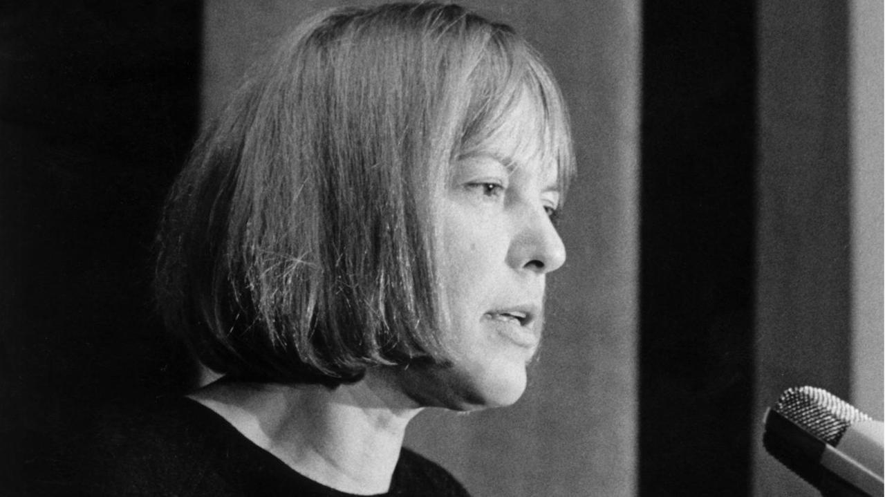 Schwarzweiß-Aufnahme der Schriftstellerin Ingeborg Bachmann vor einem Mikrofon