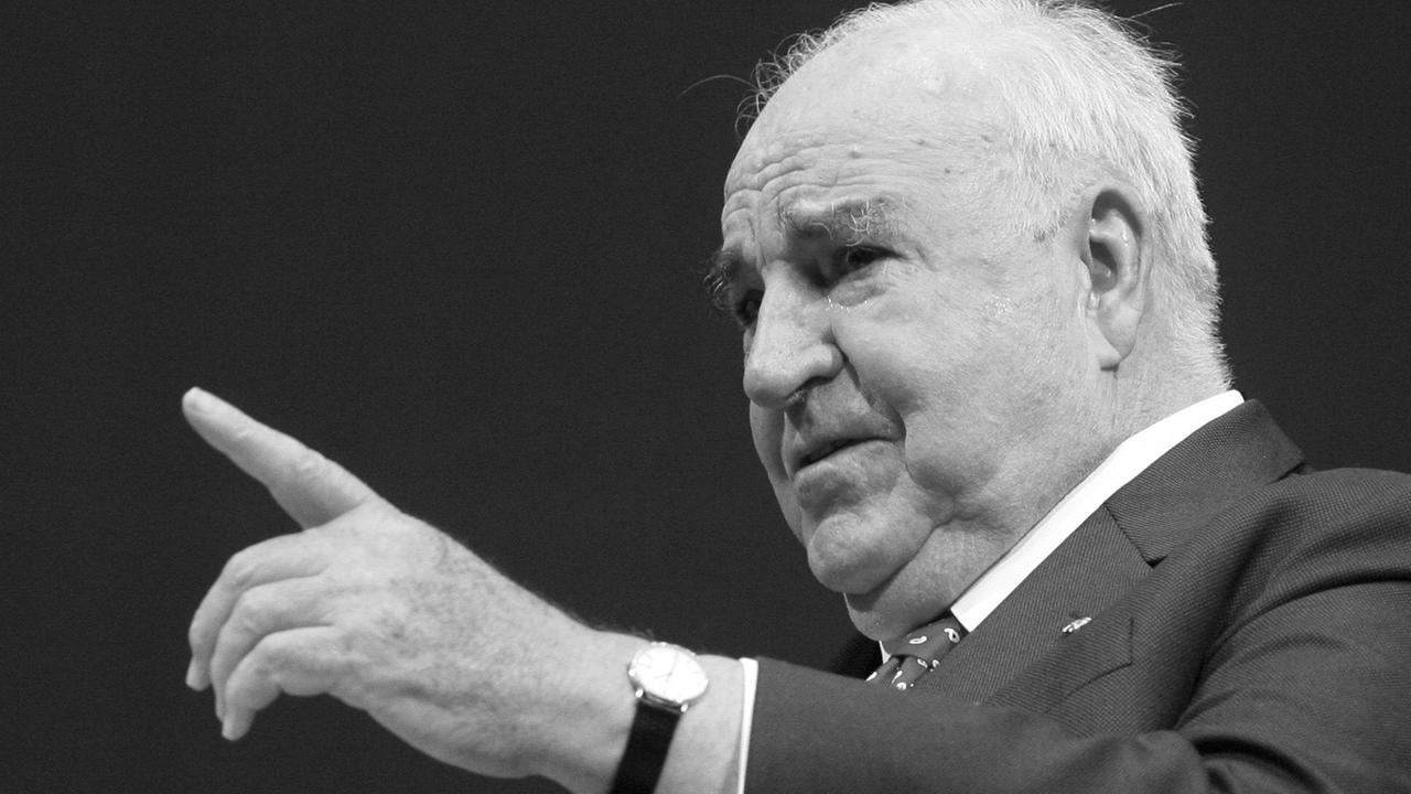 Altbundeskanzler Helmut Kohl (CDU) während eines Gesprächs am Rande des Europäischen Jugendkongresses der Konrad-Adenauer-Stiftung im Juni 2006 im Leipziger Gewandhaus Altbundeskanzler Helmut Kohl (CDU) während eines Gesprächs am Rande des Europäischen Jugendkongresses der Konrad-Adenauer-Stiftung im Juni 2006 im Leipziger Gewandhaus