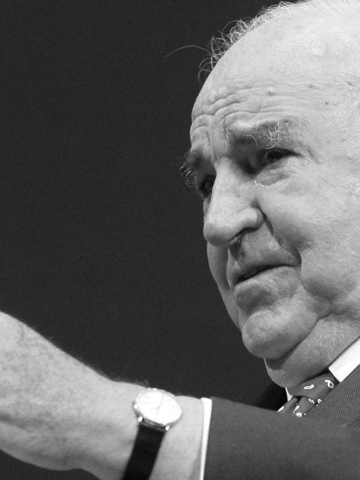 Altbundeskanzler Helmut Kohl (CDU) während eines Gesprächs am Rande des Europäischen Jugendkongresses der Konrad-Adenauer-Stiftung im Juni 2006 im Leipziger Gewandhaus