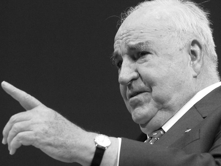 Altbundeskanzler Helmut Kohl (CDU) während eines Gesprächs am Rande des Europäischen Jugendkongresses der Konrad-Adenauer-Stiftung im Juni 2006 im Leipziger Gewandhaus