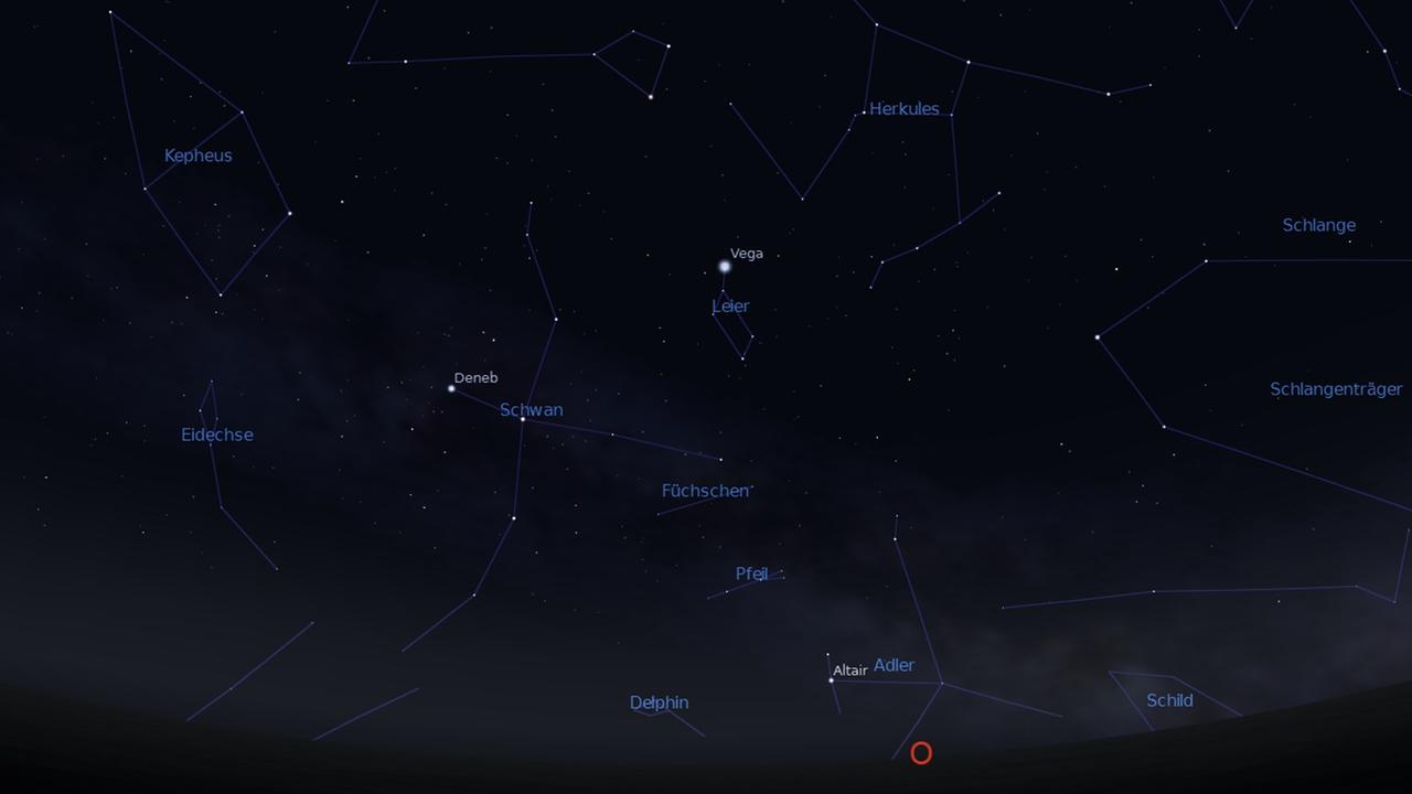 Das Sternbild Leier (Lyra) steht gegen Mitternacht am Osthimmel Das Sternbild Leier (Lyra) steht gegen Mitternacht am Osthimmel