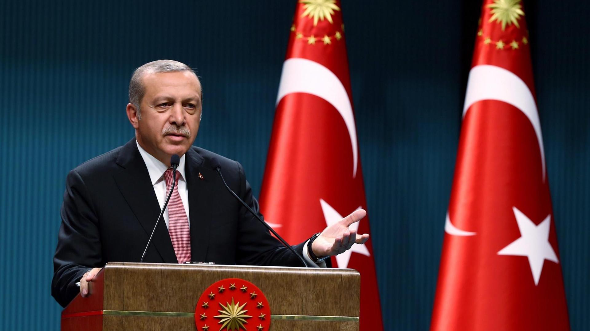 Präsident Erdogan verkündet nach einer Kabinettsitzung den Ausnahmezustand. Präsident Erdogan verkündet nach einer Kabinettsitzung den Ausnahmezustand.