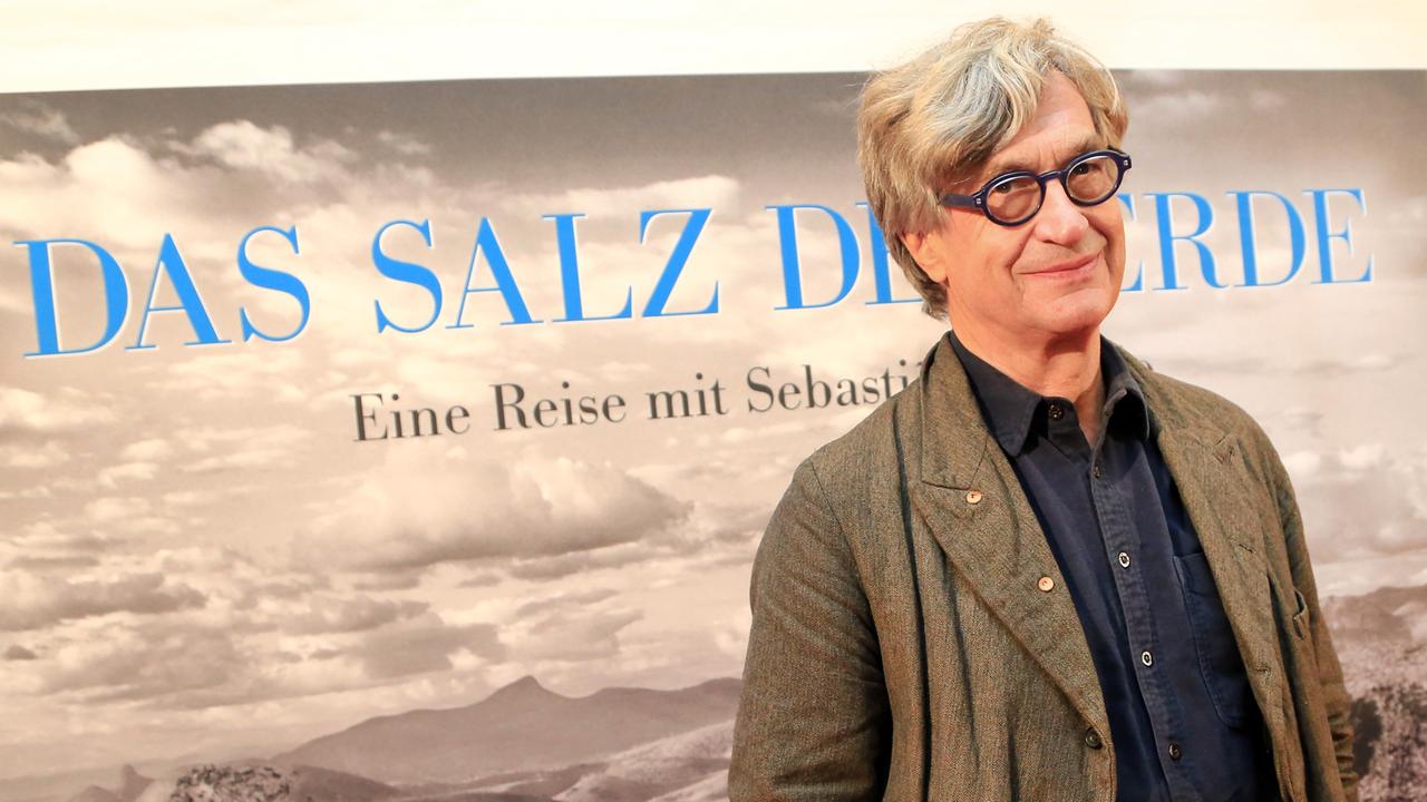 Wim Wenders steht bei der Premiere des Films "Das Salz der Erde" in der Lichtburg in Essen. Wim Wenders steht bei der Premiere des Films "Das Salz der Erde" in der Lichtburg in Essen.