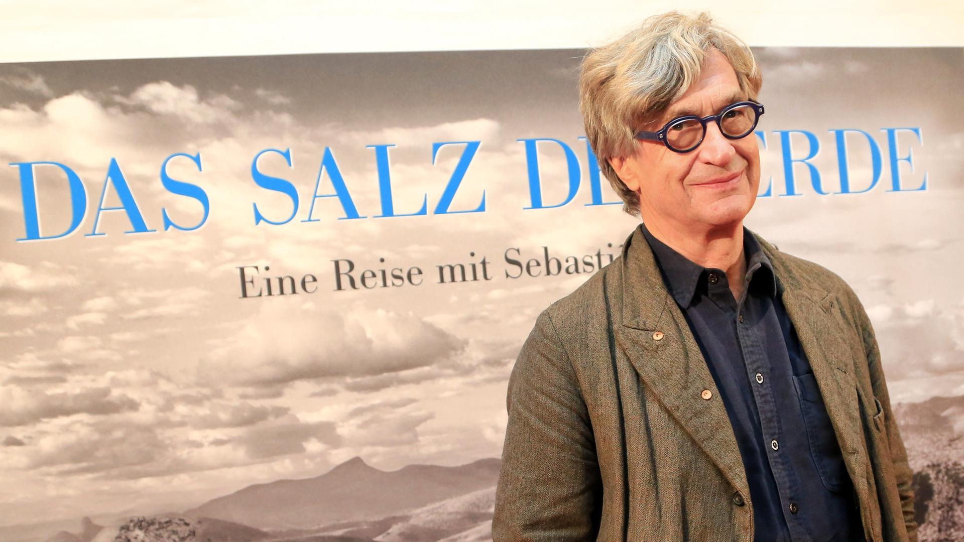 Wim Wenders steht bei der Premiere des Films "Das Salz der Erde" in der Lichtburg in Essen. Wim Wenders steht bei der Premiere des Films "Das Salz der Erde" in der Lichtburg in Essen.
