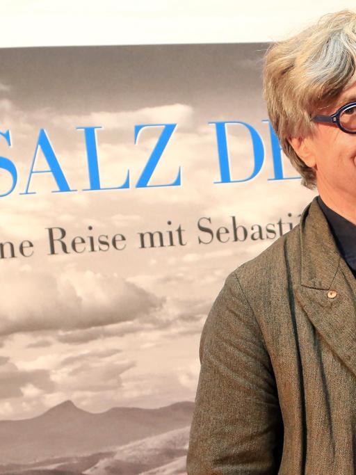 Wim Wenders steht bei der Premiere des Films "Das Salz der Erde" in der Lichtburg in Essen.