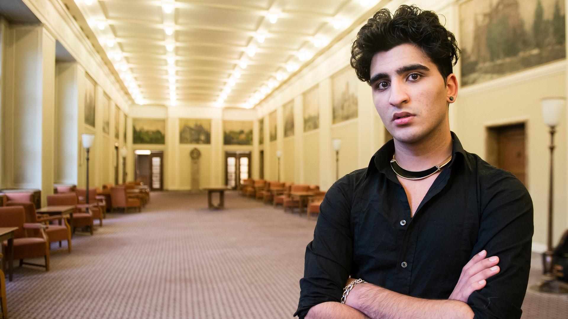 Nasser El-Ahmad ist homosexuell und wurde deshalb lange Zeit von seiner Familie entführt und bedroht. Nasser El-Ahmad ist homosexuell und wurde deshalb lange Zeit von seiner Familie entführt und bedroht.