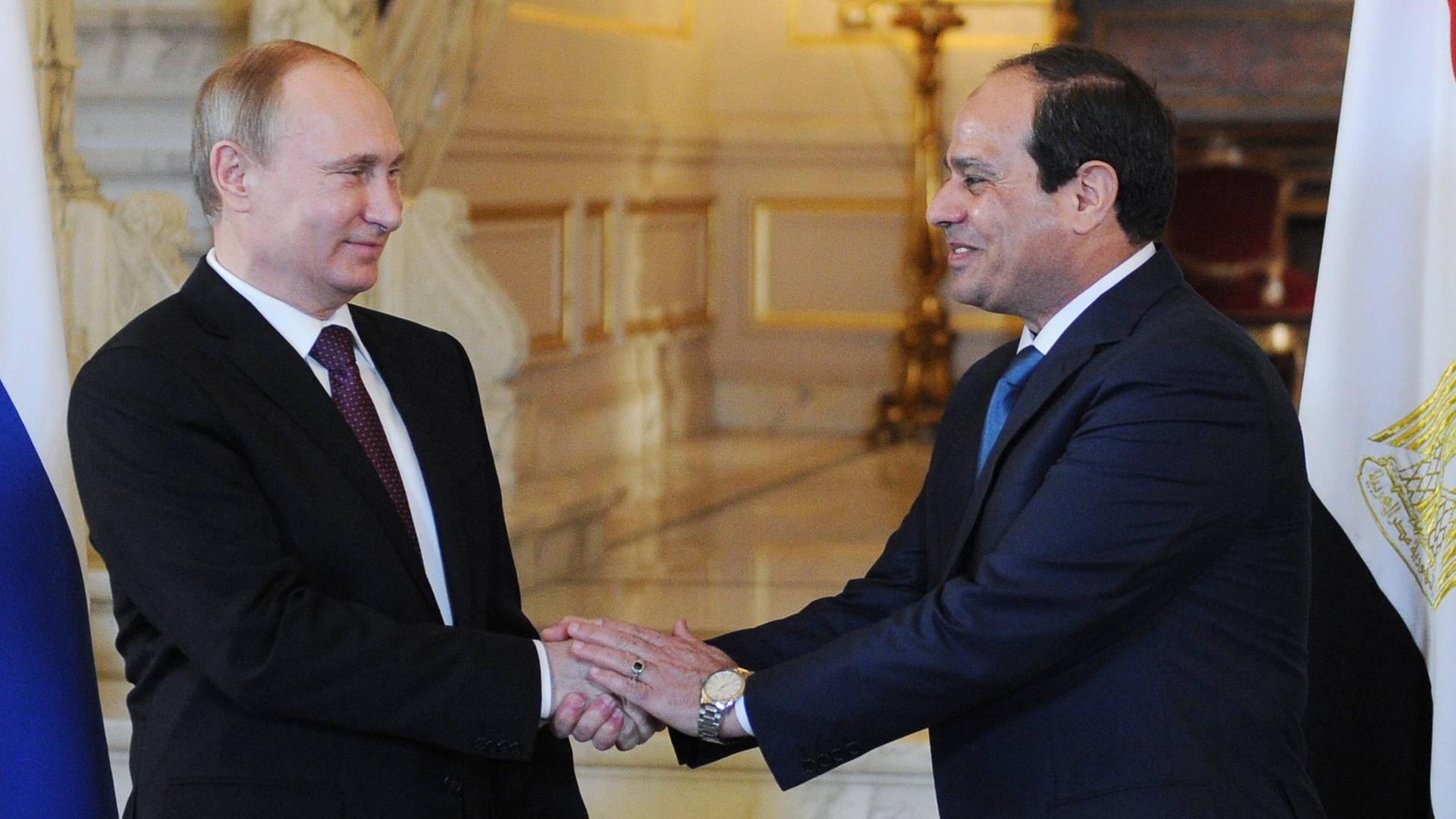 Der russische Präsident Wladimir Putin (L) und der ägyptische Präsident Abdel Fattah al-Sisi bei einem Treffen im Februar 2015. Der russische Präsident Wladimir Putin (L) und der ägyptische Präsident Abdel Fattah al-Sisi bei einem Treffen im Februar 2015.