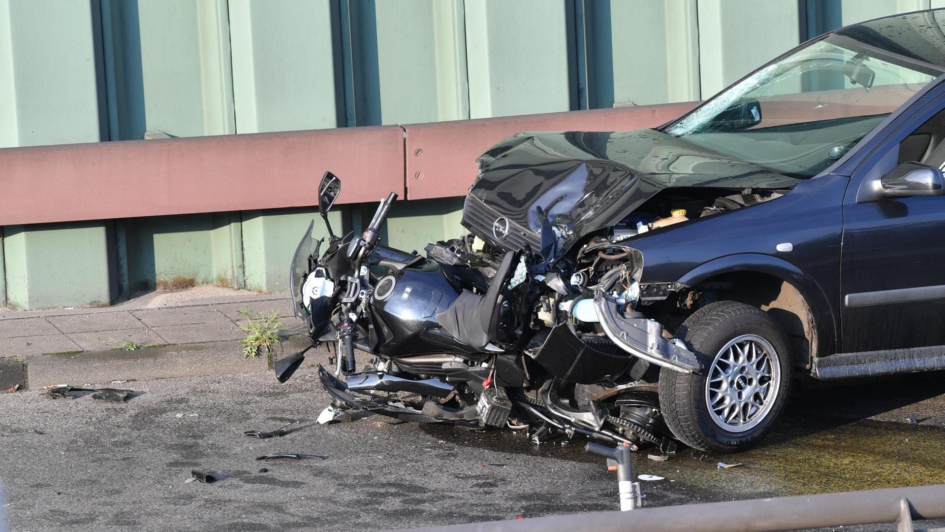 Ein kaputtes Auto und ein zerstörtes Motorrad. Ein kaputtes Auto und ein zerstörtes Motorrad.