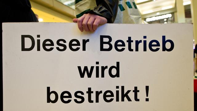 "Dieser Betrieb wird bestreikt!" steht am 01.09.2014 auf dem Schild eines Lokführers in der Eingangshalle des Hauptbahnhofs in Hannover