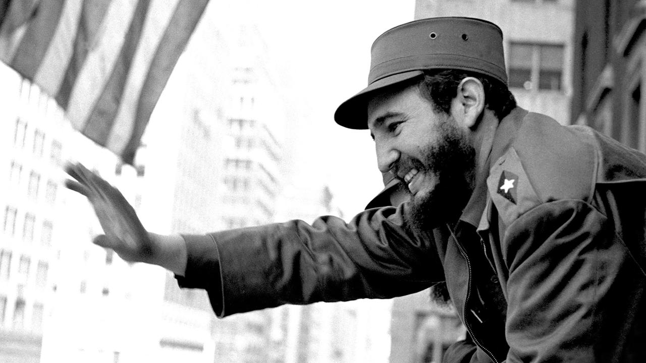 Fidel Castro winkt bei einem Besuch in New York 1959 zur Menge auf der Straße. Später spricht er im Central Park vor tausenden Amerikanern.
