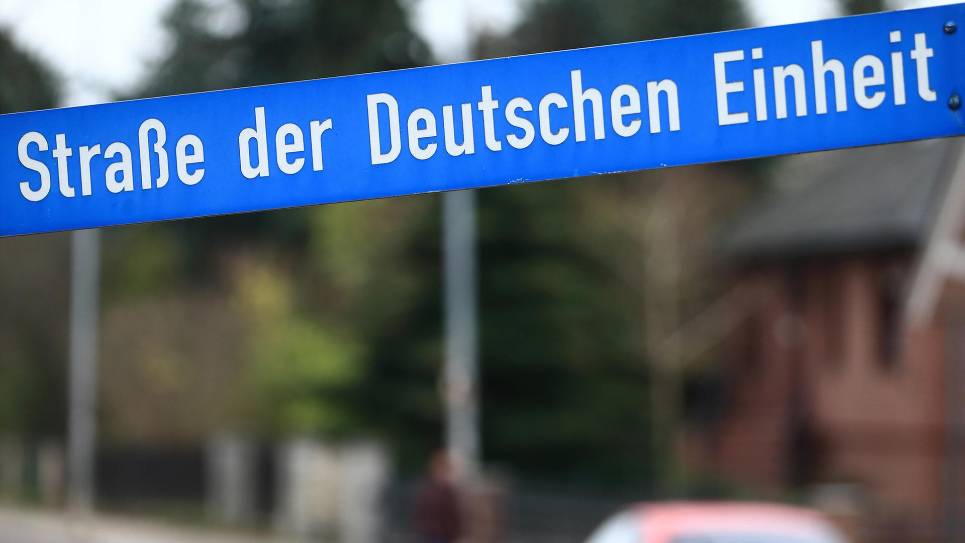 Schild der "Straße der Deutschen Einheit" in Wolmirstedt (Sachsen-Anhalt). Schild der "Straße der Deutschen Einheit" in Wolmirstedt (Sachsen-Anhalt).