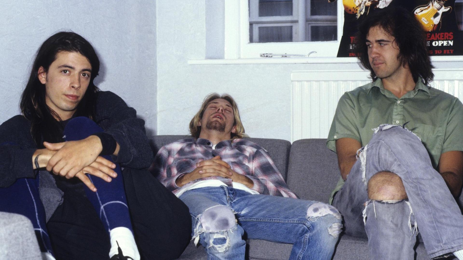 Nirvana (v.l.n.r.) Dave Grohl, Kurt Cobain, Krist Novoselic) bei einem Interview zum Europa-Release des Albums "Nevermind" bei Geffen Records in London. Nirvana (v.l.n.r.) Dave Grohl, Kurt Cobain, Krist Novoselic) bei einem Interview zum Europa-Release des Albums "Nevermind" bei Geffen Records in London.