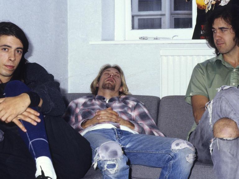 Nirvana (v.l.n.r.) Dave Grohl, Kurt Cobain, Krist Novoselic) bei einem Interview zum Europa-Release des Albums "Nevermind" bei Geffen Records in London.