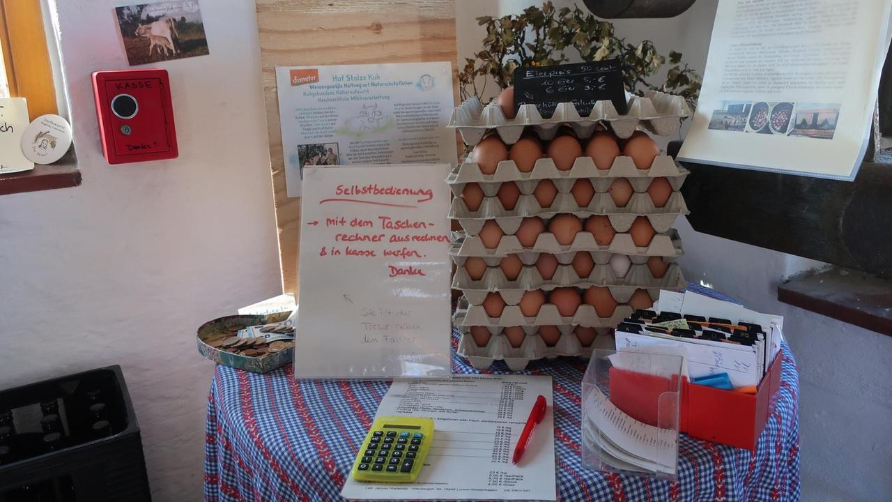 In einem Hofladen stehen Eier auf einem Tisch. In einem Hofladen stehen Eier auf einem Tisch.