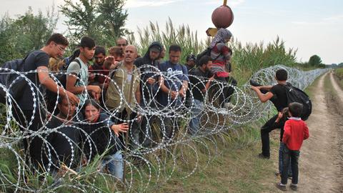 Flüchtlinge am provisorischen Grenzzaun zwischen Ungarn und Serbien