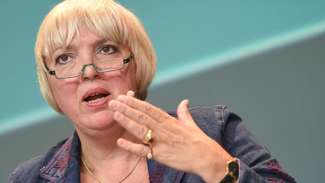 Bundestags-Vizepräsidentin Claudia Roth (Bündnis 90/Die Grünen) spricht am 06.05.2015 bei der Internetkonferenz Re:publica in Berlin. Bundestags-Vizepräsidentin Claudia Roth (Bündnis 90/Die Grünen) spricht am 06.05.2015 bei der Internetkonferenz Re:publica in Berlin.