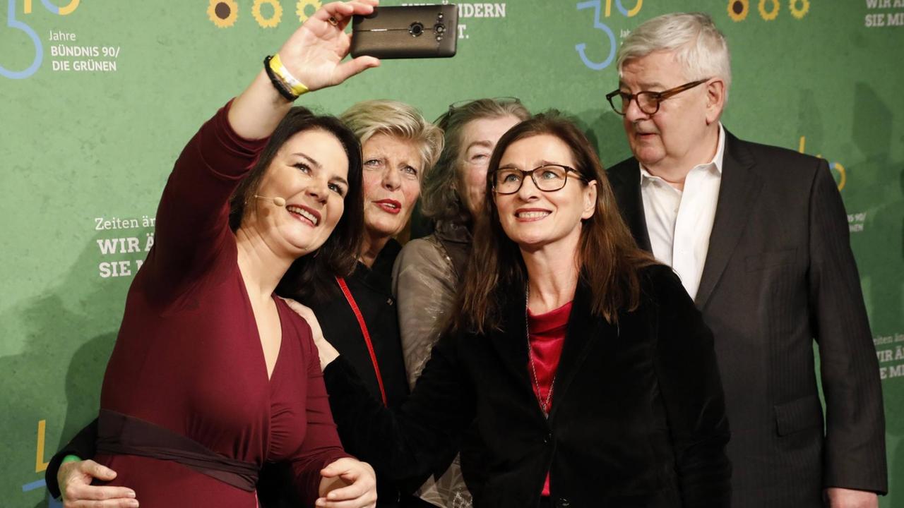 Annalena Baerbock macht ein Selfie mit Parteikollegen