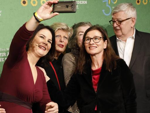 Annalena Baerbock macht ein Selfie mit Parteikollegen
