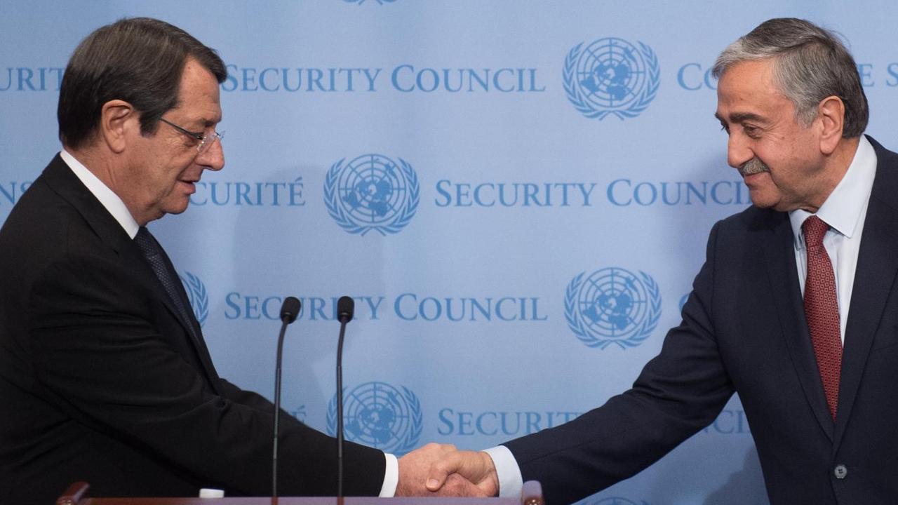 Der griechisch-zypriotische Präsident der Republik Zypern, Nikos Anastasiades, und der Volksgruppenführer der türkischen Zyprioten, Mustafa Akinci (*) Der griechisch-zypriotische Präsident der Republik Zypern, Nikos Anastasiades, und der Volksgruppenführer der türkischen Zyprioten, Mustafa Akinci (*)