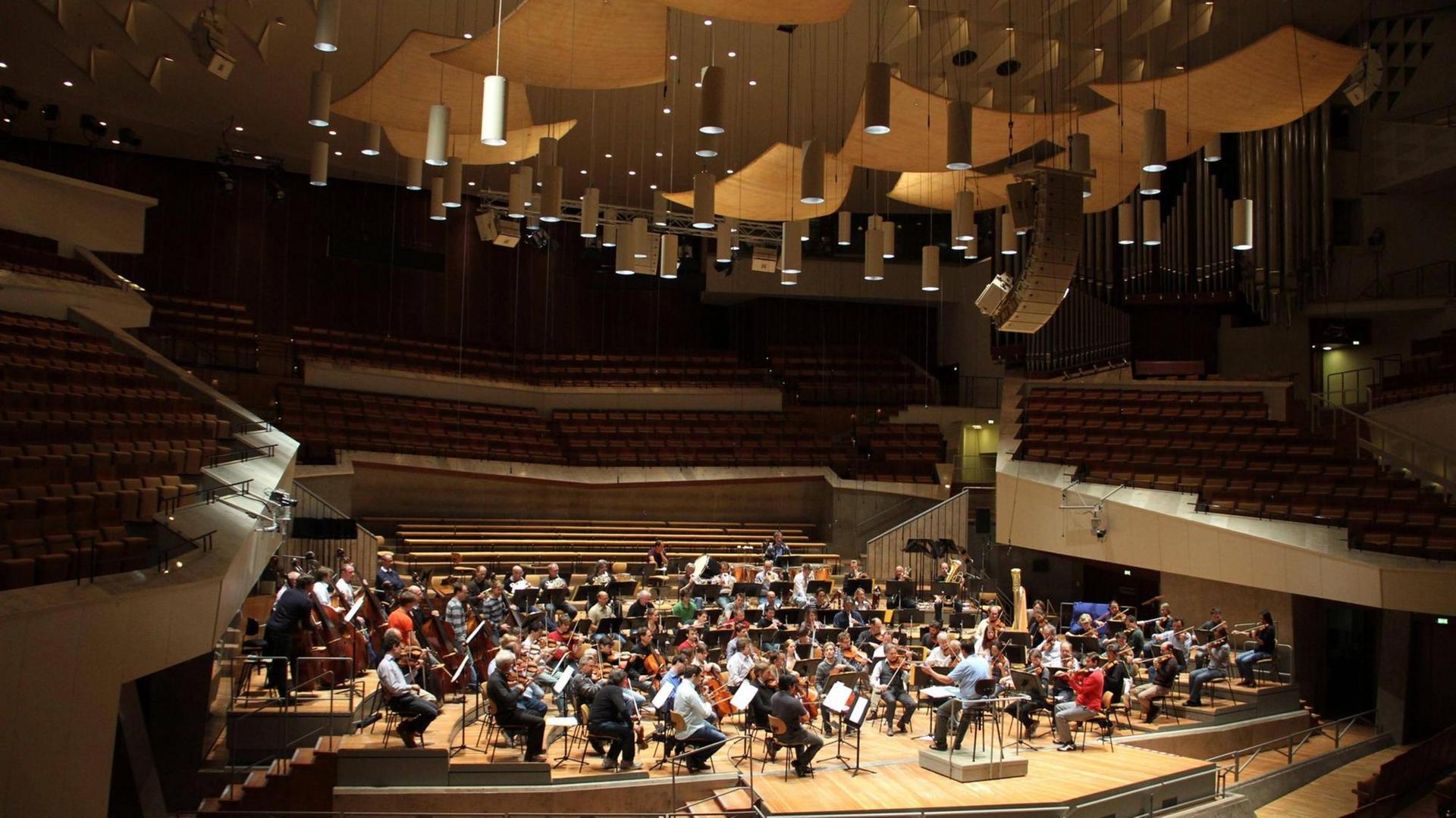 Das Orchester befindet sich auf der Bühne der Berliner Philharmonie, die Ränge sind leer. Das Orchester befindet sich auf der Bühne der Berliner Philharmonie, die Ränge sind leer.