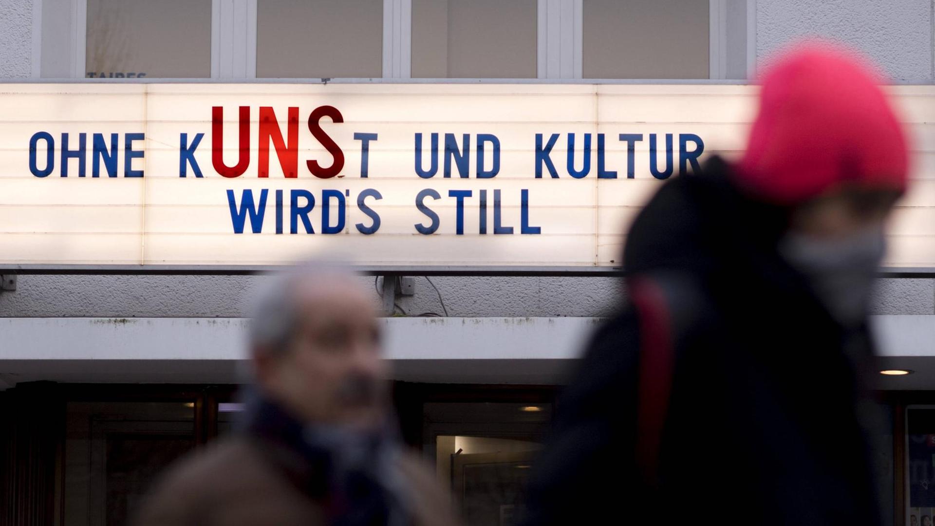 Geschlossenes Kino Cinema Paris mit Motto "Ohne Kunst/Uns Und Kultur Wird es Still" auf dem Kurfuerstendamm in Berlin. Geschlossenes Kino Cinema Paris mit Motto "Ohne Kunst/Uns Und Kultur Wird es Still" auf dem Kurfuerstendamm in Berlin.