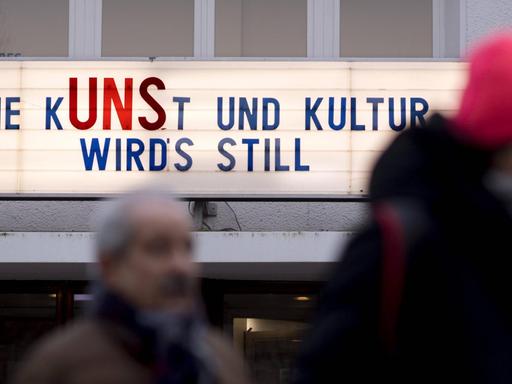 Geschlossenes Kino Cinema Paris mit Motto "Ohne Kunst/Uns Und Kultur Wird es Still" auf dem Kurfuerstendamm in Berlin.