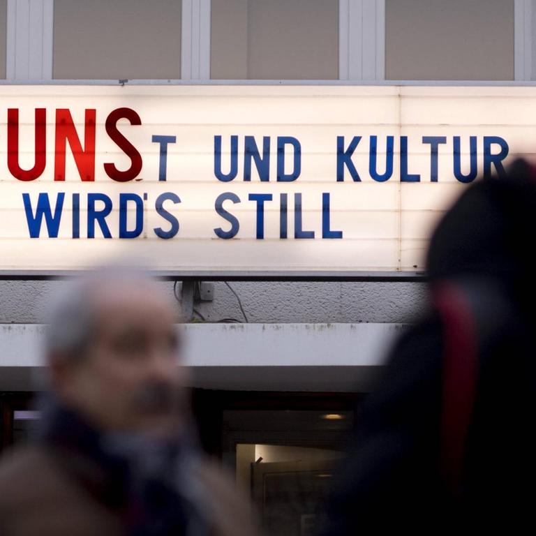Geschlossenes Kino Cinema Paris mit Motto "Ohne Kunst/Uns Und Kultur Wird es Still" auf dem Kurfuerstendamm in Berlin.
