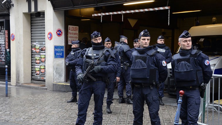 Polizisten stehen Wache vor dem Sitz der französischen Zeitung "Libération" in Paris. Polizisten stehen Wache vor dem Sitz der französischen Zeitung "Libération" in Paris.