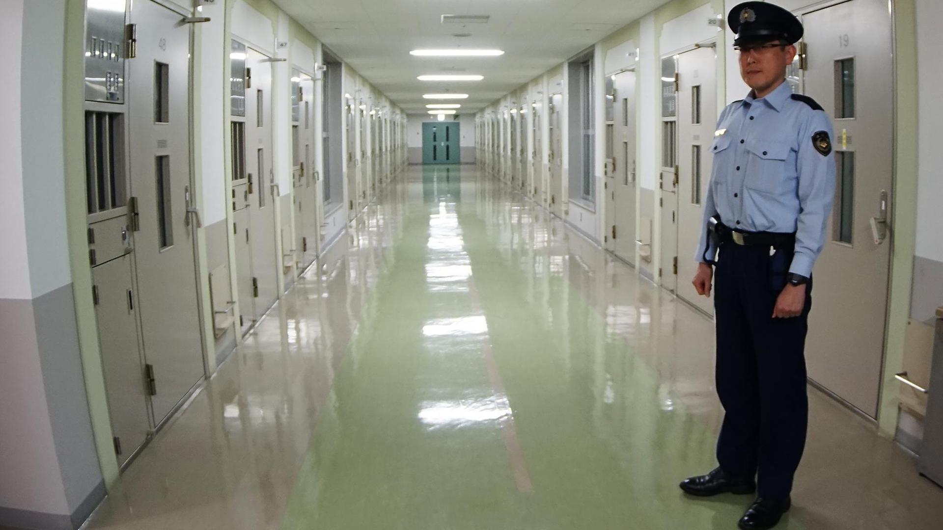Ein Gefängnisaufseher steht im Zellentrakt in einer Haftanstalt in Tokio Ein Gefängnisaufseher steht im Zellentrakt in einer Haftanstalt in Tokio